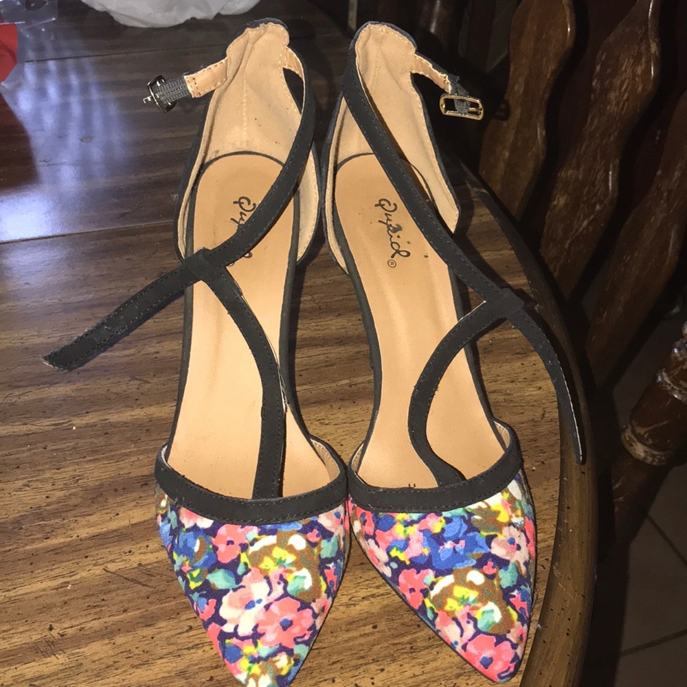 Barely worn. Tiny scratches on suede